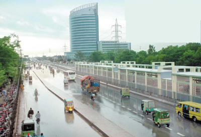 لاہور میں کالے بادلوں اور ہلکی بارش نے موسم حسین اور سہانہ 