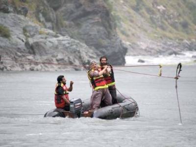 وادی نیلم میں کنڈل شاہی پل ٹوٹنے سے 25 سے زائد سیاح دریا میں ڈوب گئے