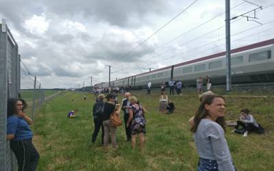 یورپی پارلیمان کے سینکڑوں ارکان کئی گھنٹے تک ٹرین میں پھنسے رہے