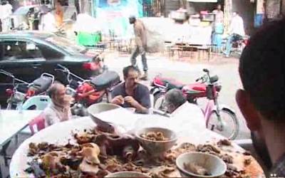 عید کے دوسرے دن شہریوں کی بڑی تعداد نے بازار سے ناشتے کے مزے اڑایے۔