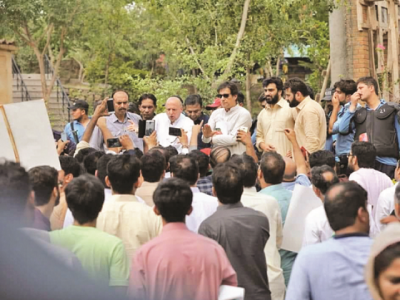 Disgruntled PTI workers continue to besiege Bani Gala