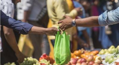 بھارت کے شہر ممبئی میں پلاسٹک بیگ اور ڈسپوایبل برتن کے استعمال پر پابندی عائد کردی گئی،