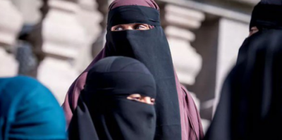 نیدرلینڈ میں مسلم خواتین کے عوامی مقامات پر نقاب کرنے پر پابندی عائد کردی گئی۔
