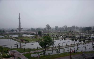 شہر لاہور میں بارش کا سلسلہ وقفے وقفے سے جاری، بادل برسنے سے موسم خوشگوار ہوگیا