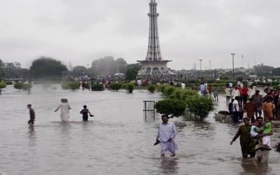 لاہور میں بارشوں کے بعد شہباز شریف کے پیرس کی بازگشت نے سوشل میڈیا پر طوفان کھڑا کردیا