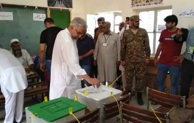 مسلم لیگ نون کے رہنما خواجہ آصف نے سیالکوٹ میں ووٹ کاسٹ کیا۔