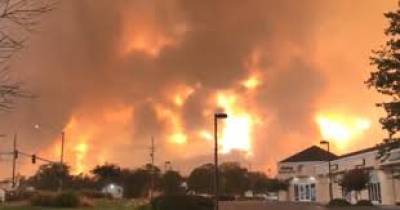  کیلیفورنیا کے شمالی حصے میں جنگل کی آگ نے رہائشی علاقے کو لپیٹ میں لے لیا،