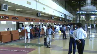 کراچی ایئرپورٹ، امیگریشن اہلکاروں کی ایک مسافر سے دھینگا مشتی 
