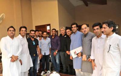 کپتان سرفرازاحمد کی قیادت میں قومی کرکٹ ٹیم کے کھلاڑیوں کی بنی گالہ میں عمران خان سے ملاقات ,انتخابات میں کامیابی پرمبارکباد دی
