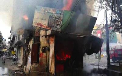 لاہور: منٹگمری روڈ پردو منزلہ عمارت میں آگ لگ گئی.