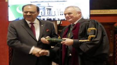 سکاٹ لینڈ میں ایڈن برگ کے رائل کالج آف فزیشنز نے صدر ممنون کو اعزازی ڈگری سے نوازا 
