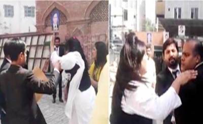 لاہور کی نیب عدالت کے باہر خواتین وکلاء نے مرد وکیل کی پٹائی کر دی