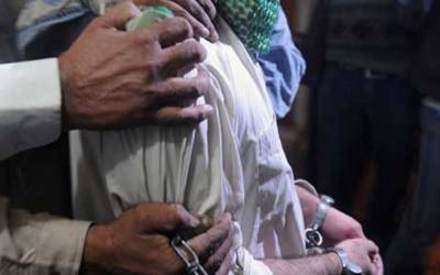 کراچی: گلشن اقبال میں پولیس کی کارروائی، ڈکیت رنگے ہاتھوں گرفتار