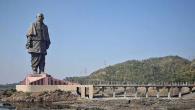 بھارت کی ریاست گجرات میں قومی ہیرو سردار ولبھ بھائی پٹیل کو خراج عقیدت پیش کرنے کے لیے ان کا تقریباً 182 میٹر (600 فٹ) اونچا مجسمہ تعمیر کیا گیا ہے۔