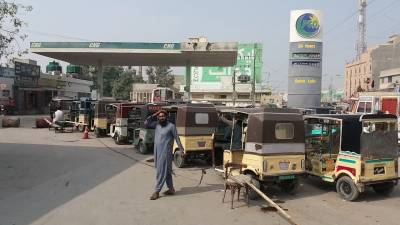 کراچی میں سی این جی کی عدم دستیابی سے لوگ بلبلا اٹھے