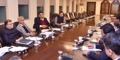وزیرخزانہ اسدعمرنے اسلام آباد میں خزانہ ،اقتصادی امور اور پٹرولیم ڈویژنوں کے اعلیٰ عہدیداروں کے اجلاس کی صدارت کی