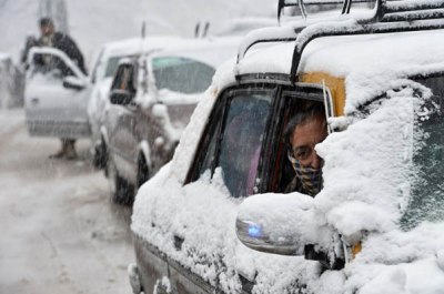 ملکہ کوہسار مری سمیت خیبرپختونخوا کے بالائی علاقوں میں شدید برف باری،بیشتر راستے بند ہوگئے