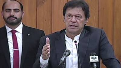 عمران خان وکٹ پر کھڑا ہے، پریشان ہونے کی ضرورت نہیں: وزیراعظم