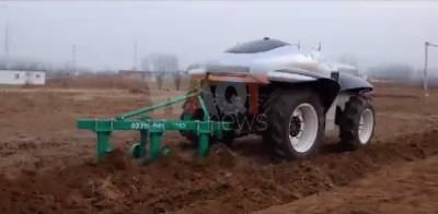 China's first driverless electric tractor starts working