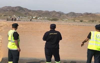 سیلاب میں محصور 15 عرب معتمرین کو بچا لیا گیا۔ سعودی شہری دفاع