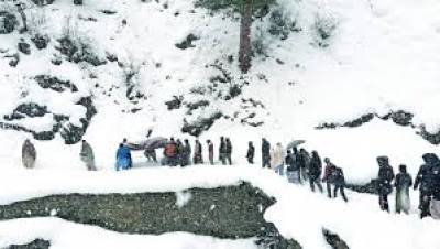 ایبٹ آباد: شدید برفباری بھی پولیو ورکرز کا حوصلہ پست نہ کرسکی