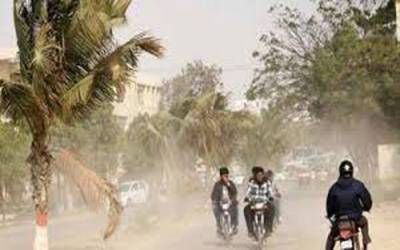 کراچی میں گرد آلود ہوائیں چلتی رہیں۔دفاتر اور گھر مٹی سے بھر گئے۔