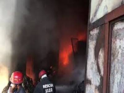  کراچی،پلاسٹک کے گودام میں آگ بھڑک اٹھی
