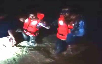 پاک بحریہ نے سیلابی ریلے میں پھنسے 42افراد کوبچالیا