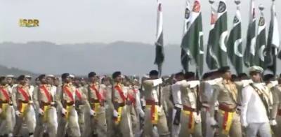 یومِ پاکستان پر اسلام آباد میں مسلح افواج کی شاندار پریڈ جاری