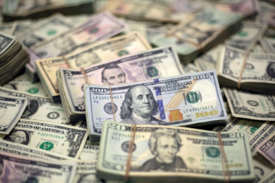 اوپن مارکیٹ میں ڈالر تاریخ کی بلند ترین سطح پر، 143روپے پر فروخت