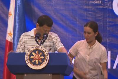 مجمع سے خطاب کے دوران فلپائنی صدرپر کاکروچ چڑھ گیا