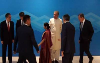بھارتی وزیر خارجہ سشما سوراج بوکھلاہٹ کا شکار،پاکستانی وزیر خارجہ شاہ کےساتھ کھڑے ہوکر فوٹوکھینچواناپسند نہ آیا