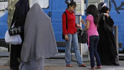 فرانس: طلبہ و طالبات کی حجاب پہننے والی ماؤں کے متعلق نیا قانون زیر بحث