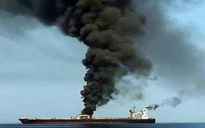 خلیج عمان میں دو تیل بردار بحری جہازوں پر حملہ، ایک جہاز میں آگ لگ گئی