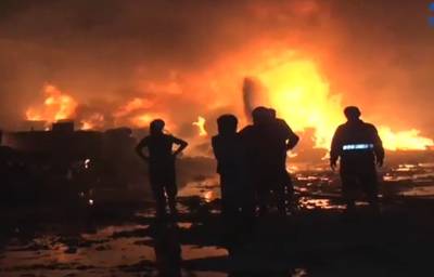 کراچی: شیر شاہ میں کپڑوں کے گودام میں آگ لگ گئی