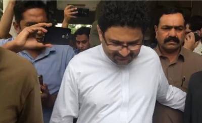 ڈاکٹر مفتاح اسماعیل اور شیخ عمران الحق  کمرہ عدالت کے باہر سے  گرفتار 