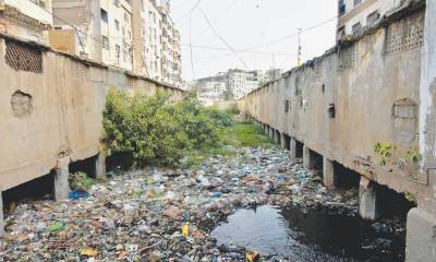 کراچی: فلڈ وارننگ کے باوجود 500 سے زائد نالوں میں کچرے کے ڈھیر