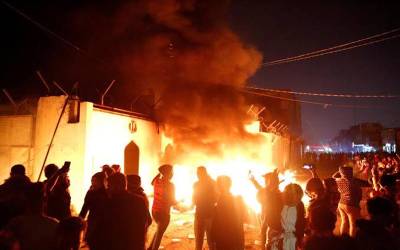 عراق میں مظاہرین نے ایرانی سفارت خانے کو آگ لگا دی