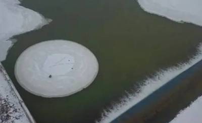 برفانی موسم میں چین کے تالاب پر دیوہیکل برف کی پلیٹ سیاحوں کی توجہ کامرکز