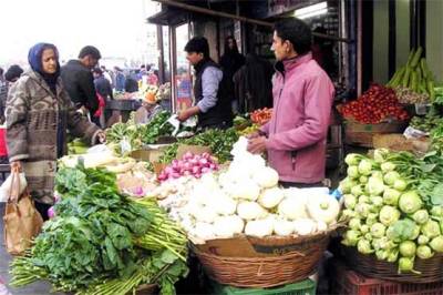 پشاور: آٹے اور دیگر اشیائے خورونوش کے نرخ‌ بڑھنے کے بعد سبزیاں بھی مہنگی، عوام پریشان
