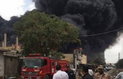 کراچی:چمڑا چورنگی کے قریب فیکٹری آگ لگ گئی,ایک شخص جھلس کر جاں بحق