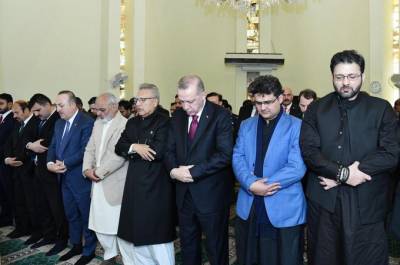 ترک صدر نے صدر مملکت کے ہمراہ ایوان صدر کی مسجد میں نماز جمعہ ادا کی۔
