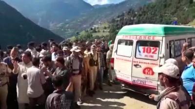 مقبو ضہ کشمیر:مسافر گاڑی دریائے چناب میں گر گئی،6افراد جاں بحق