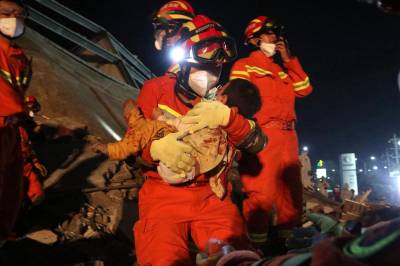 چین میں منہدم ہو ٹل کے ملبہ سے لاشوں کو نکالنے کا کام جاری 