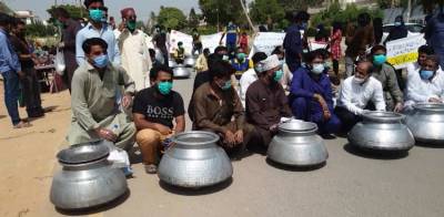 لاک ڈاؤن میں کراچی کی سڑکوں پر دیگیں رکھ کر انوکھا احتجاج