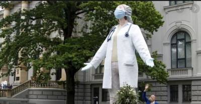 لٹویا : ڈاکٹرز کو خراج تحسین پیش کرنے کے لیے مجسمہ نصب