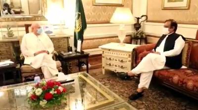 گور نر پنجاب چودھری سرور سے وفاقی وزیر اطلاعات شبلی فراز کی ملاقات 