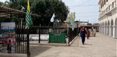 پاکستان ریلوے نے کشمیریوں سے اظہار یکجہتی کے لیے اسٹیشنز پر پرچم لگا دیے