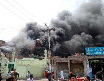 سرگودھا میں آگ نے تباہی مچادی،150سے زائددوکانوں کو نقصان، لاکھوں کا سامان جل کر راکھ