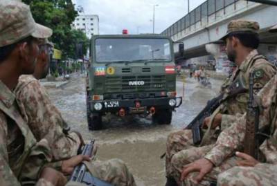 پاک فوج اور بحریہ کی کراچی کے متاثرہ علاقوں میں امدادی کوششیں جاری